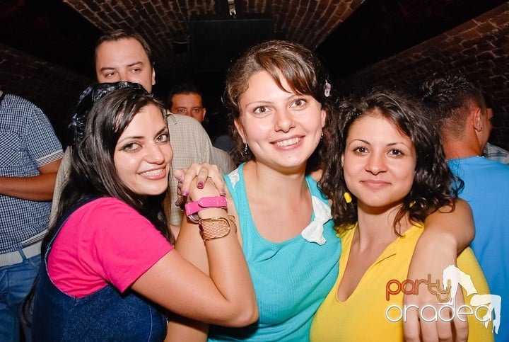 Dans şi distracţie în Club Escape, 