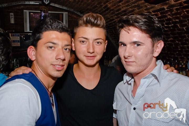 Dans şi distracţie în Club Escape, 