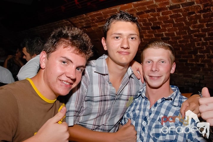 Dans şi distracţie în Club Escape, 