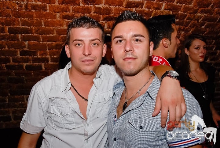 Dans şi distracţie în Club Escape, 