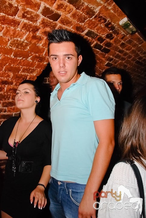 Dans şi distracţie în Club Escape, 