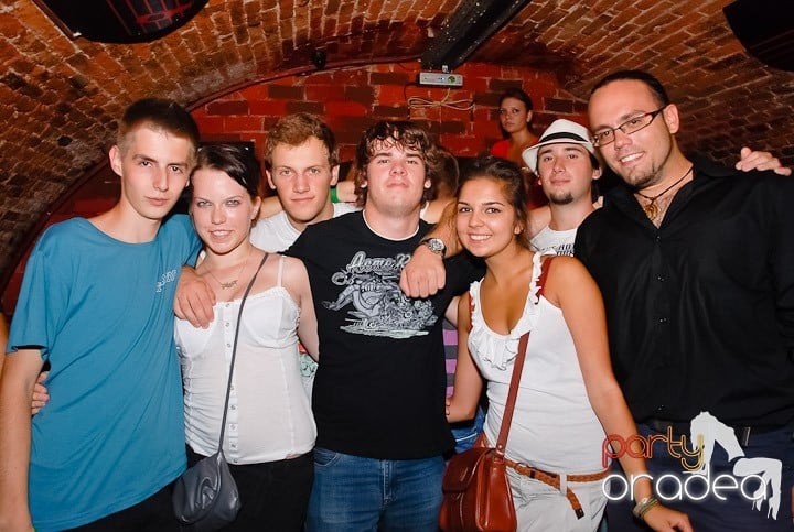 Dans şi distracţie în Club Escape, 