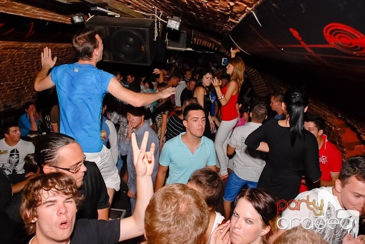 Dans şi distracţie în Club Escape, 