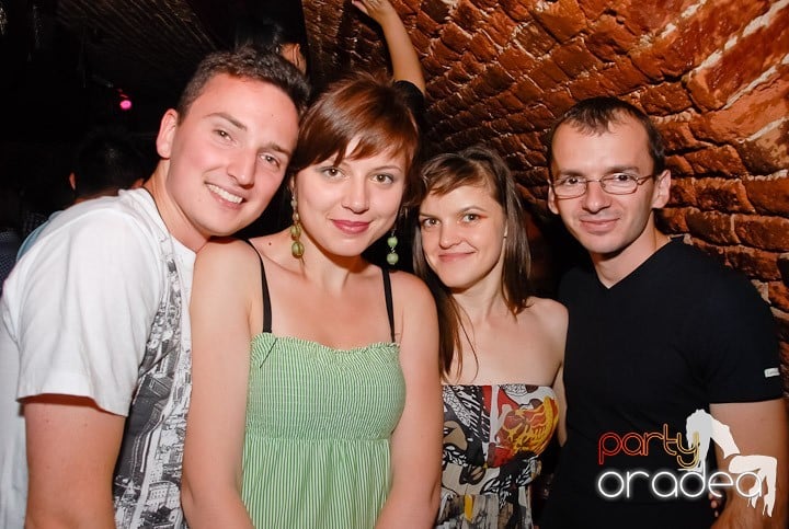 Dans şi distracţie în Club Escape, 