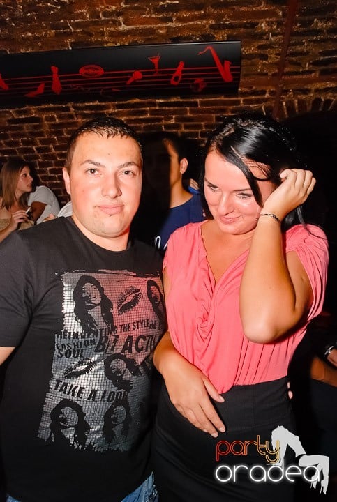 Dans şi distracţie în Club Escape, 