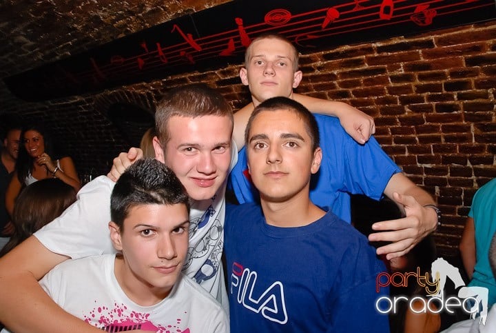 Dans şi distracţie în Club Escape, 