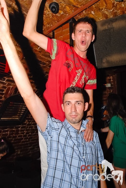 Dans şi distracţie în Club Escape, 