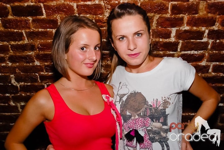 Dans şi distracţie în Club Escape, 