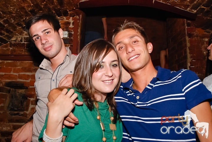 Dans şi distracţie în Club Escape, 