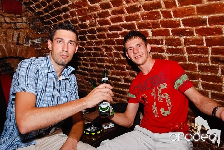 Dans şi distracţie în Club Escape, 