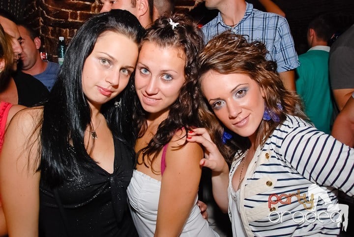 Dans şi distracţie în Club Escape, 