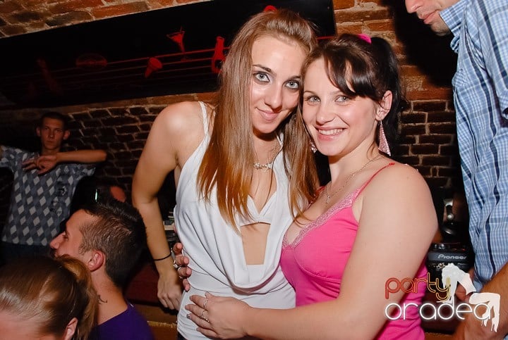 Dans şi distracţie în Club Escape, 