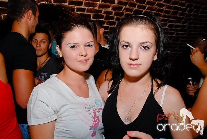 Dans şi distracţie în Club Escape, 