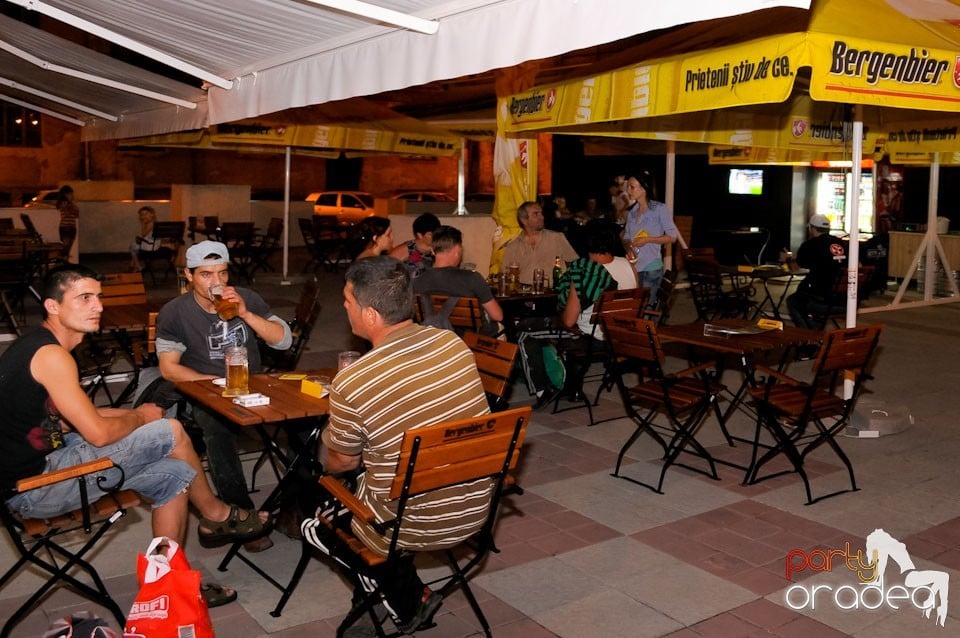 Dans şi karaoke în Blondy's Art Café, 