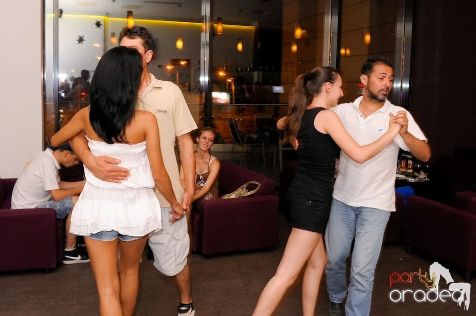 Dans şi karaoke în Blondy's Art Café, 