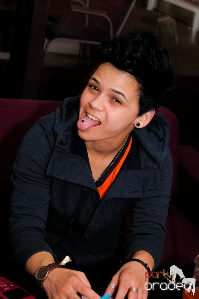 Dans şi karaoke în Blondy's Art Café, 