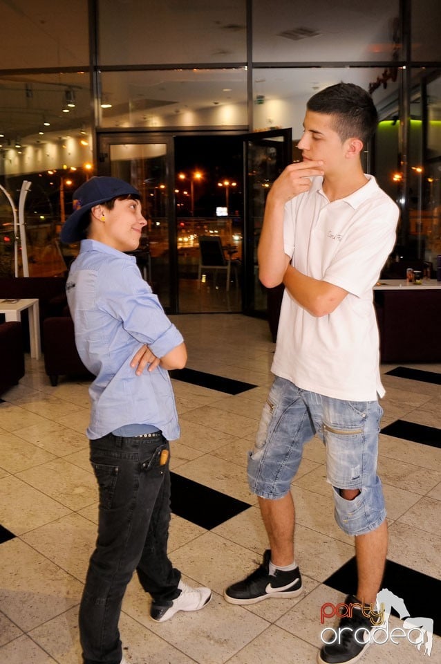 Dans şi karaoke în Blondy's Art Café, 