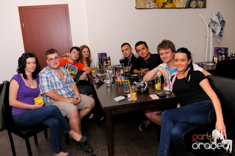 Dans şi karaoke în Blondy's Art Café, 