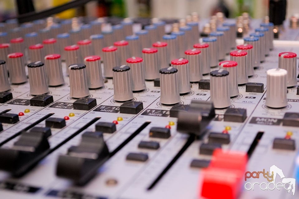 Dans şi karaoke în Blondy's Art Café, 