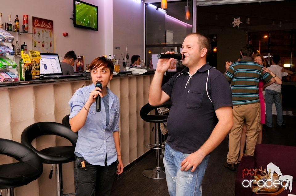 Dans şi karaoke în Blondy's Art Café, 