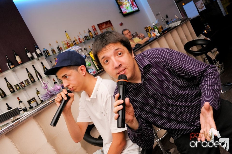 Dans şi karaoke în Blondy's Art Café, 