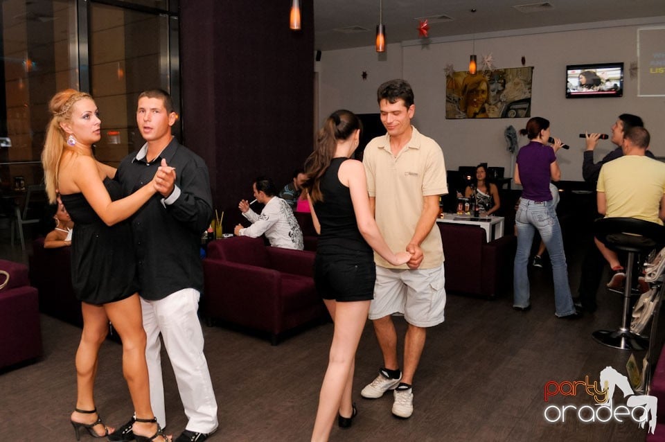 Dans şi karaoke în Blondy's Art Café, 