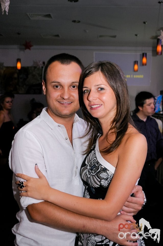 Dans şi karaoke în Blondy's Art Café, 