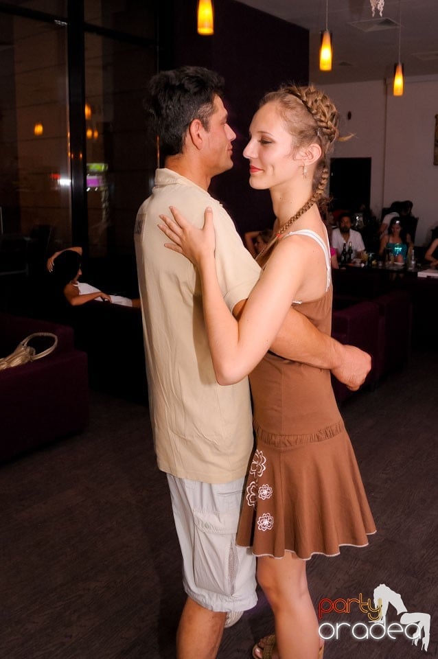 Dans şi karaoke în Blondy's Art Café, 