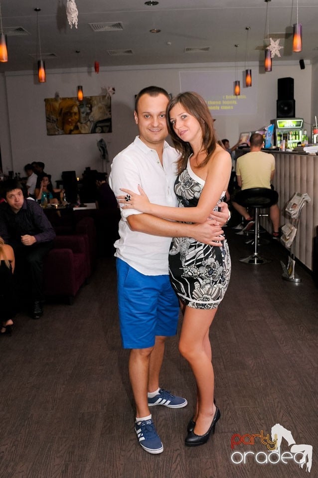 Dans şi karaoke în Blondy's Art Café, 