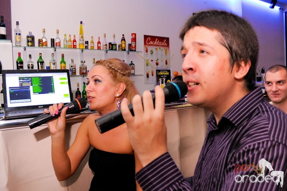 Dans şi karaoke în Blondy's Art Café, 
