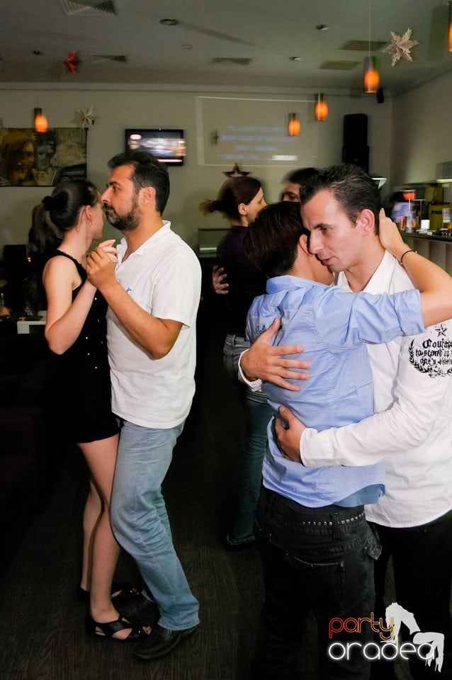 Dans şi karaoke în Blondy's Art Café, 