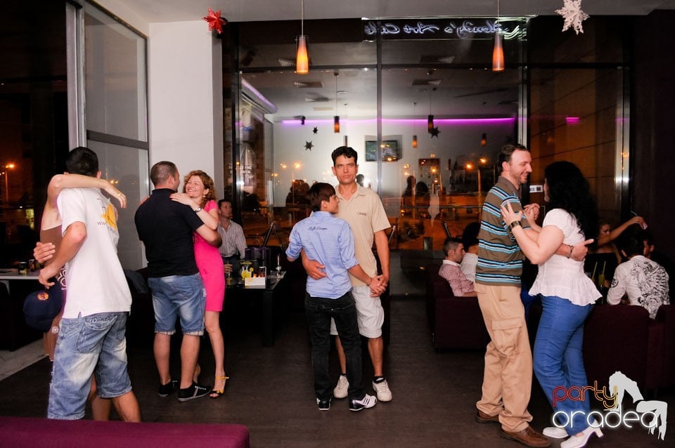 Dans şi karaoke în Blondy's Art Café, 