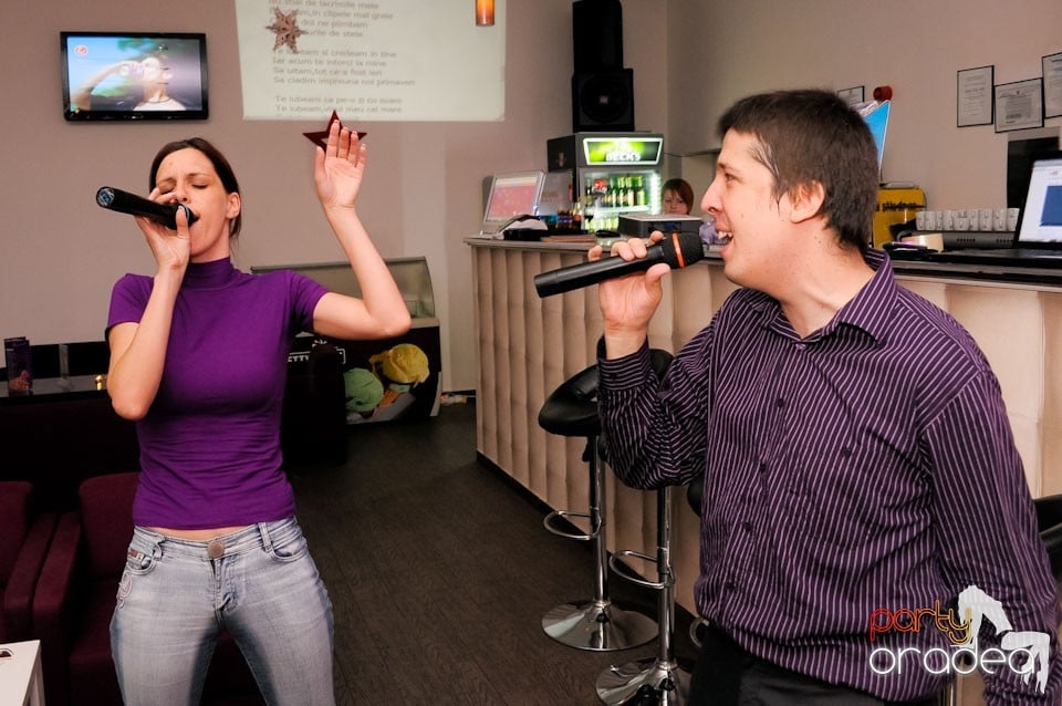 Dans şi karaoke în Blondy's Art Café, 