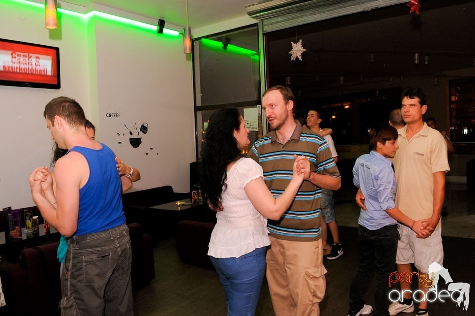 Dans şi karaoke în Blondy's Art Café, 