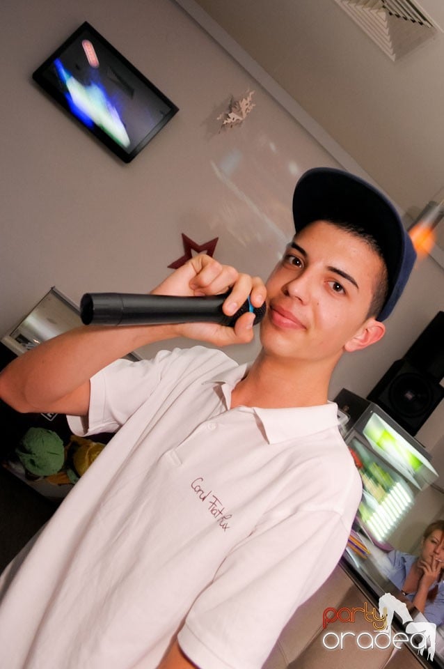 Dans şi karaoke în Blondy's Art Café, 