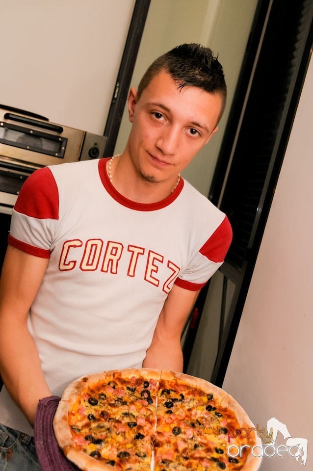 Dans şi karaoke în Blondy's Art Café, 