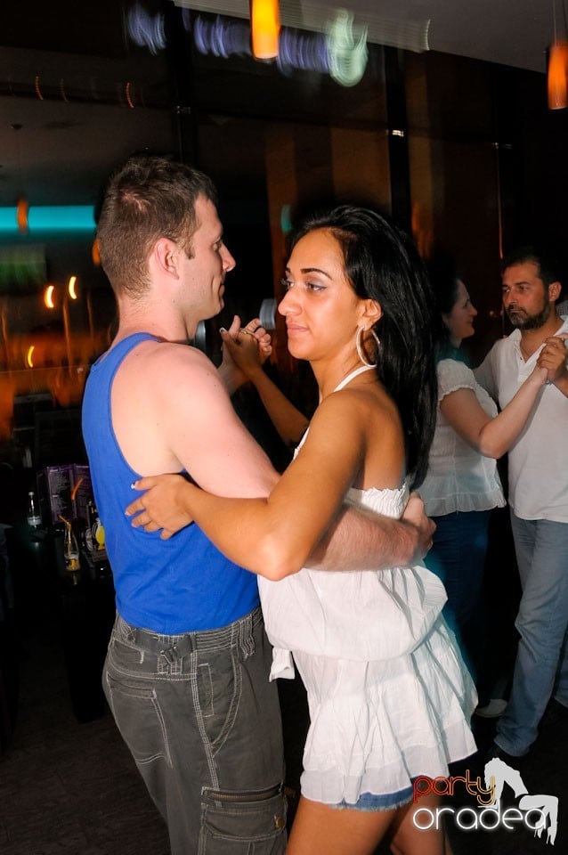 Dans şi karaoke în Blondy's Art Café, 