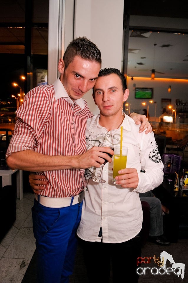 Dans şi karaoke în Blondy's Art Café, 