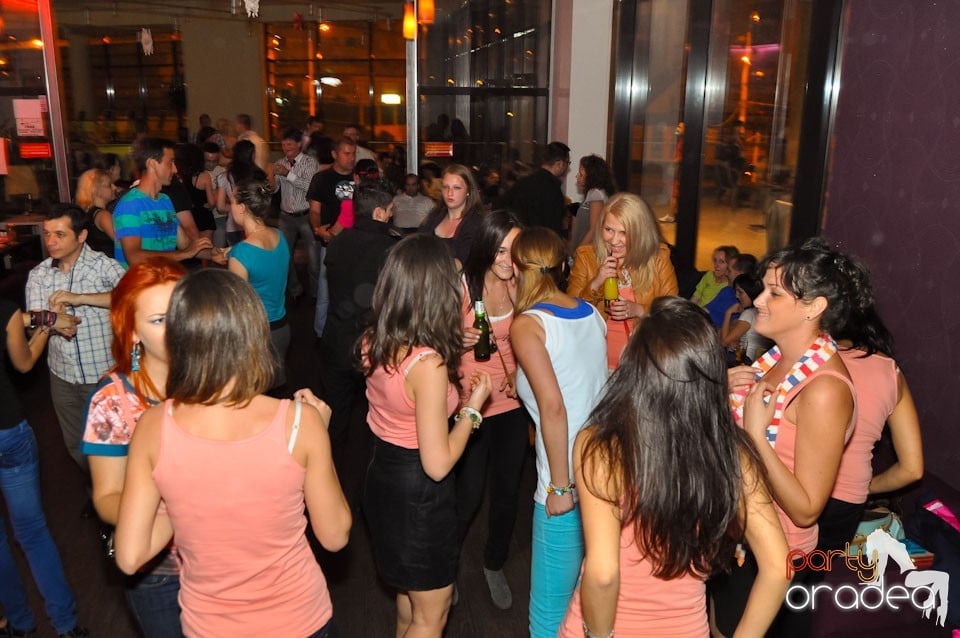 Dans şi voie bună în Blondy's Art Café, 