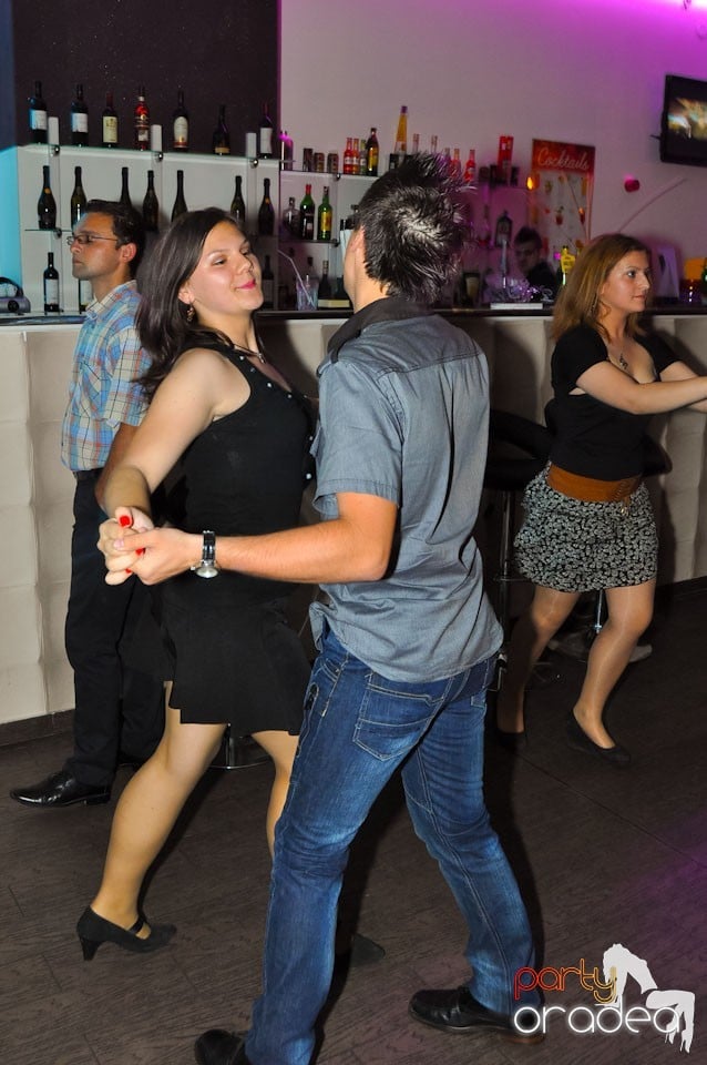 Dans şi voie bună în Blondy's Art Café, 