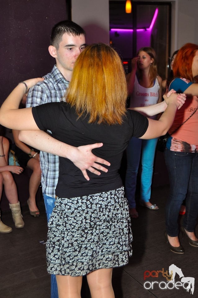 Dans şi voie bună în Blondy's Art Café, 