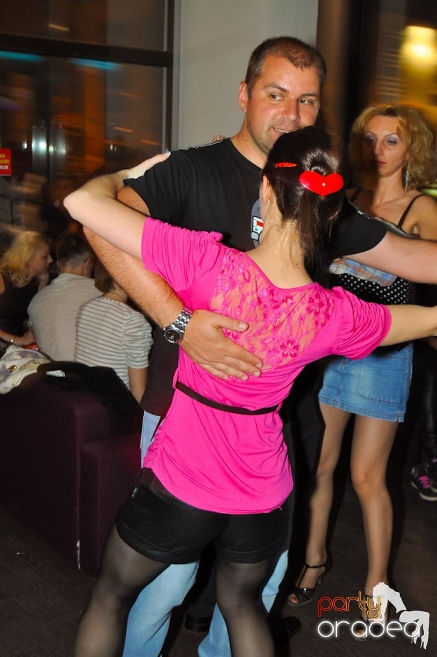 Dans şi voie bună în Blondy's Art Café, 