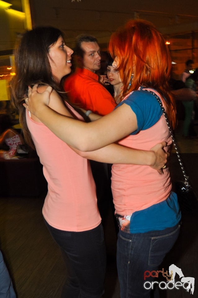 Dans şi voie bună în Blondy's Art Café, 