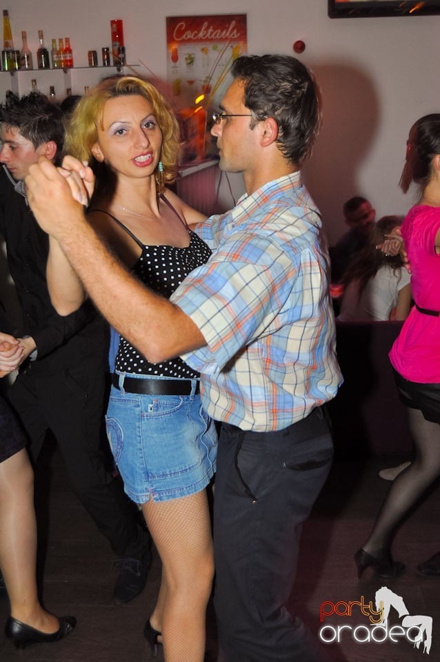 Dans şi voie bună în Blondy's Art Café, 