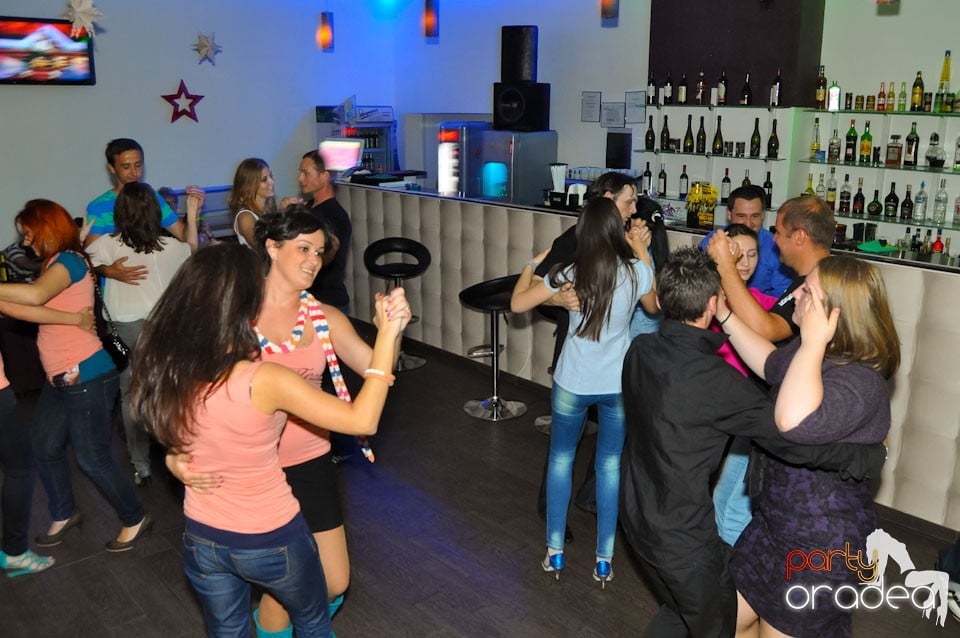 Dans şi voie bună în Blondy's Art Café, 