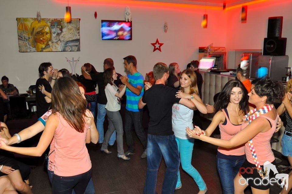 Dans şi voie bună în Blondy's Art Café, 