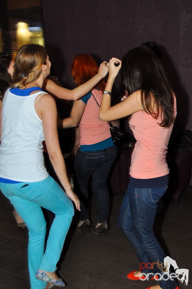 Dans şi voie bună în Blondy's Art Café, 