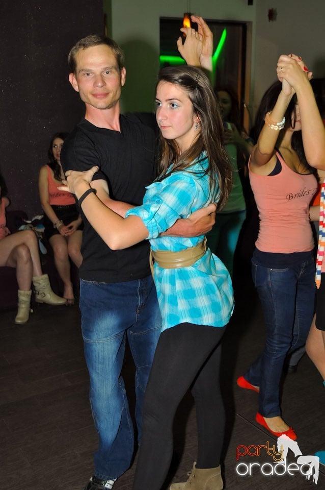 Dans şi voie bună în Blondy's Art Café, 