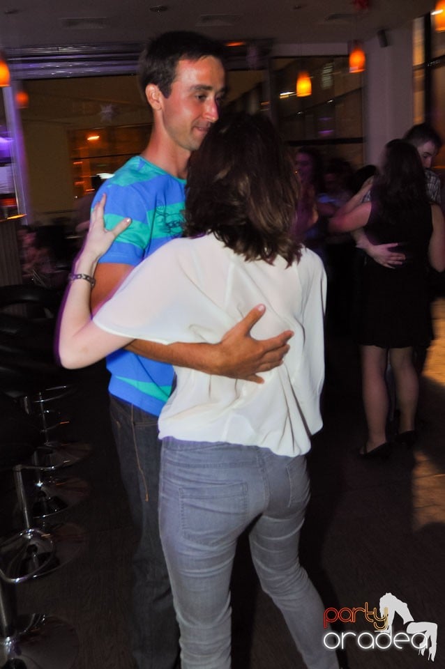 Dans şi voie bună în Blondy's Art Café, 