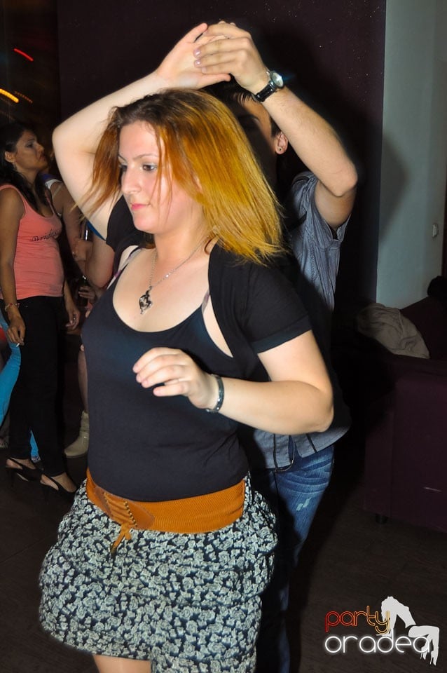 Dans şi voie bună în Blondy's Art Café, 